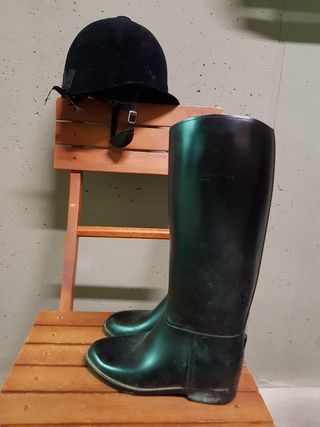Casco y botas hípica mujer de segunda mano por 15 EUR en Sabadell en  WALLAPOP