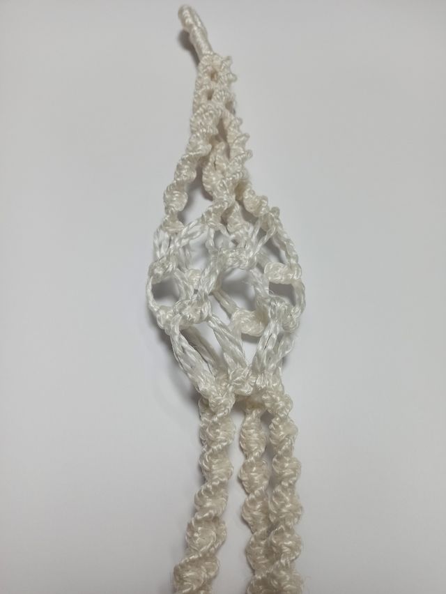 Macetero colgante de macramé blanco