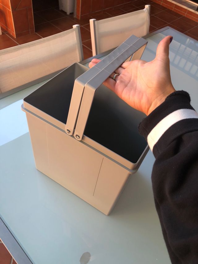 Cubo con asas para almacenaje de segunda mano por 3 € en Gelves en WALLAPOP