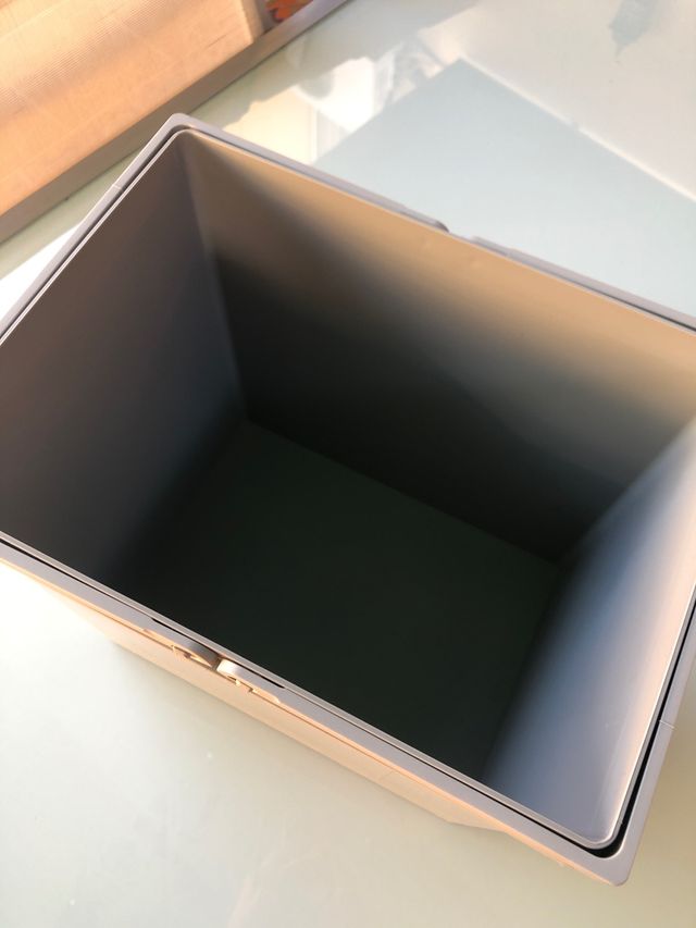 Cubo con asas para almacenaje de segunda mano por 3 € en Gelves en WALLAPOP