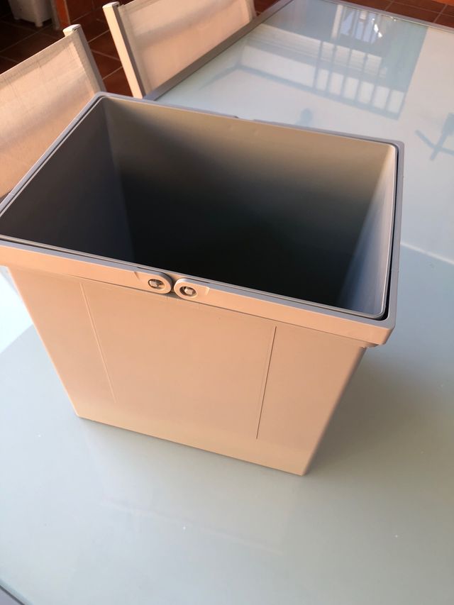 Cubo con asas para almacenaje de segunda mano por 3 € en Gelves en WALLAPOP