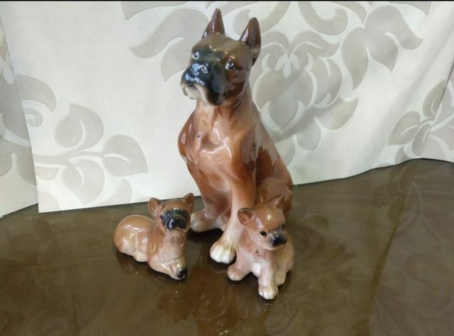 Familia de Perros bóxer de cerámica 