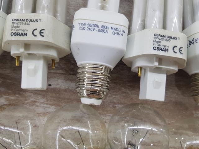 BOMBILLAS BAJO CONSUMO Y DICROICAS.  LUZ CALIDA