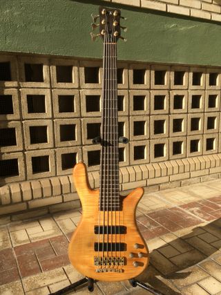 Bajo Warwick Streamer LX 6 cuerdas 98 de segunda mano por 1.200 EUR en  Málaga en WALLAPOP