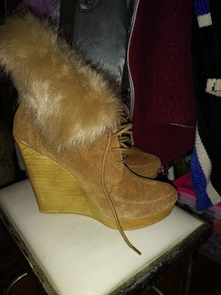 OUTLET ZAPATO ABOTINADO BOTINES cuña pelo piel de segunda mano por 9,99 EUR  en Castro-Urdiales en WALLAPOP