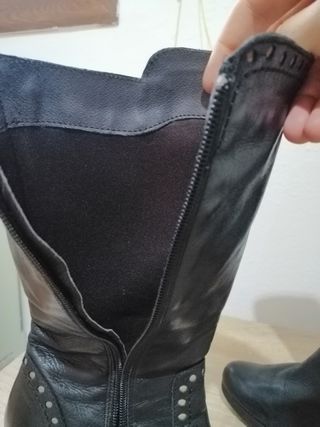 BOTAS MEDIA CAÑA PURA PIEL NEGRAS MUJER de segunda mano por 22 EUR en  Barakaldo en WALLAPOP