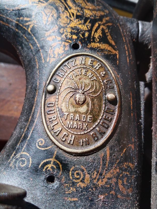 Maquina de coser coleccionista (esta completa)