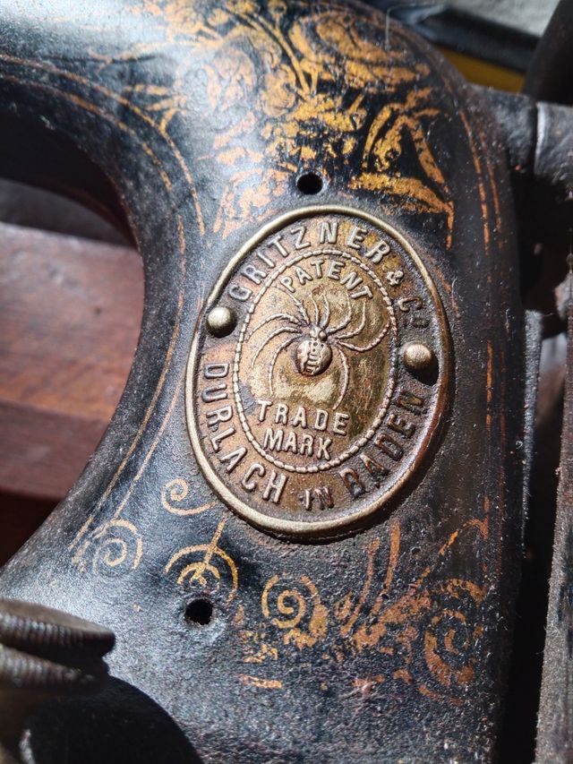 Maquina de coser coleccionista (esta completa)