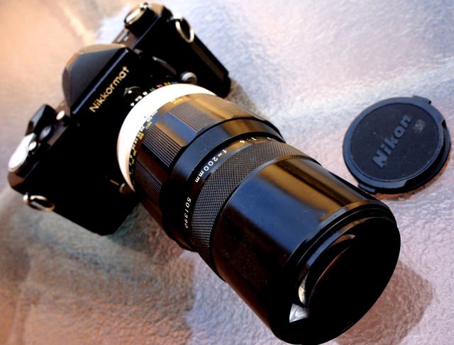 NIKON NIKKORMAT NEGRA opcional NIKON 200 MM.