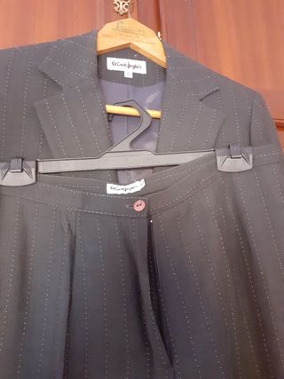 Traje chaqueta señora El Corte Inglés de segunda mano por 15 EUR en  Fuengirola en WALLAPOP