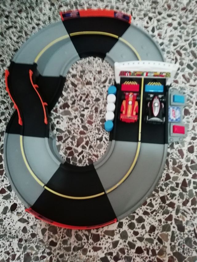PISTA DE CARS CON 4 COCHES