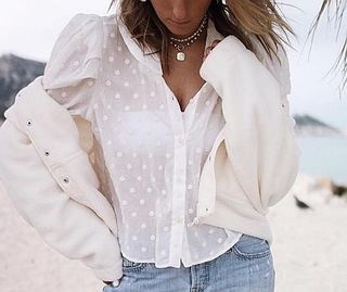 Camisa lunares bordados de Zara de segunda mano por 17 EUR en Madrid en  WALLAPOP