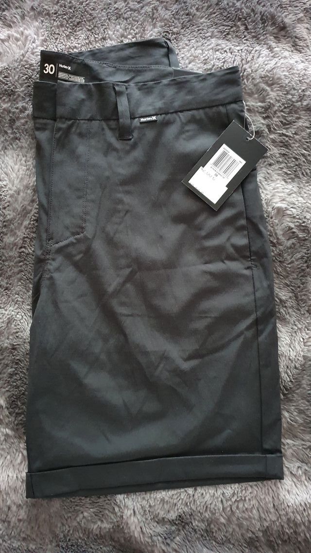 Bermuda Hurley negra con etiquetas!