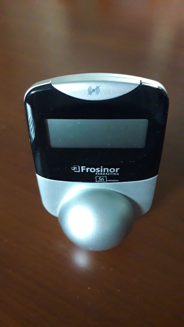 reloj digital de mesa.