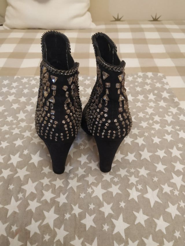 Botín negro con detalle en el talón Bershka