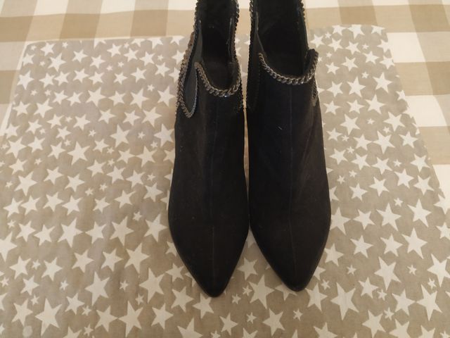 Botín negro con detalle en el talón Bershka