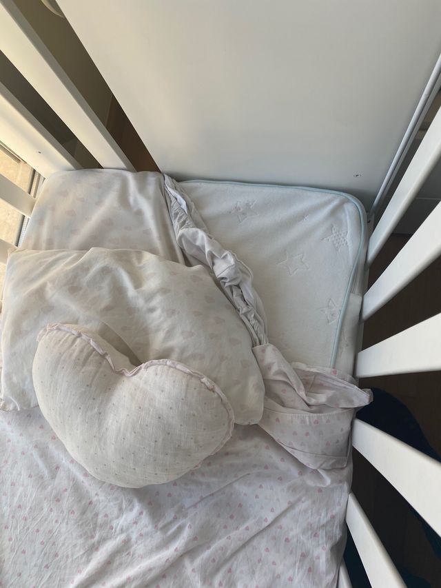 Cuna con colchón y juegos de sabanas