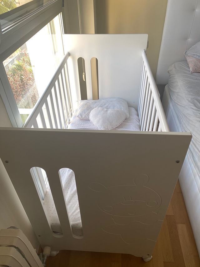 Cuna con colchón y juegos de sabanas