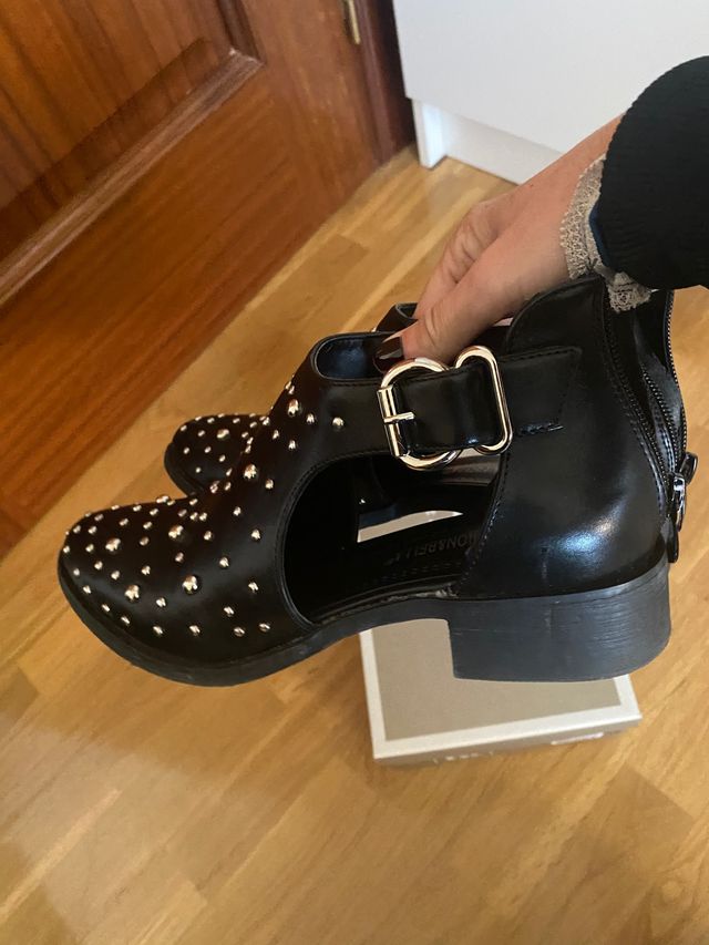 Zapato abotinado de piel con 1 puesta