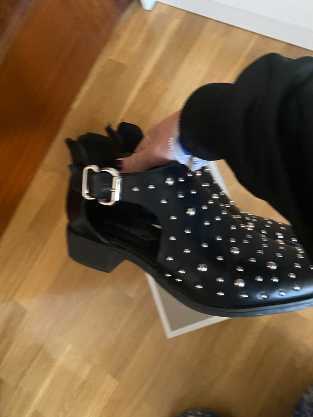 Zapato abotinado de piel con 1 puesta