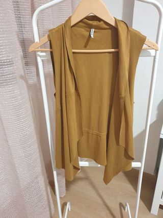 Chaleco de stradivarius de segunda mano por 10 EUR en Pontevedra en WALLAPOP