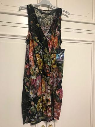 Vestido corto de flores de tirantes de Zara de segunda mano por 15 EUR en  Madrid en WALLAPOP