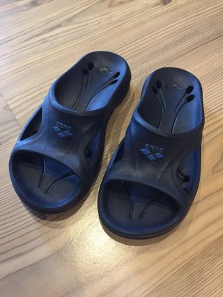 Chanclas Arena para piscina talla 30 de segunda mano por 7 EUR en Barcelona  en WALLAPOP