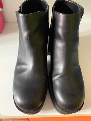 Botas piel Bershka de segunda mano por 10 EUR en Tres Cantos en WALLAPOP