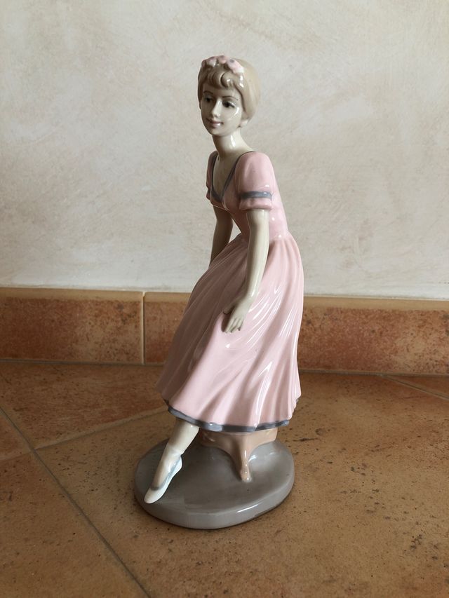FIGURA DE PORCELANA D'AVILA.