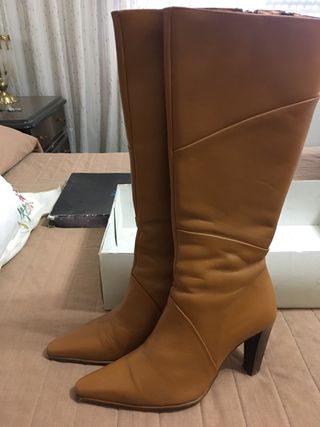 Botas altas camel piel de segunda mano por 39 EUR en Los Pulpites en  WALLAPOP