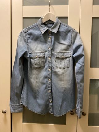 Camisa vaquera de segunda mano por 5 € en Madrid en WALLAPOP Camisa vaquera mujer Zara de segunda mano por 5 € en Madrid