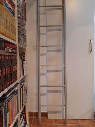 Escalera metálica de color gris de segunda mano por 40 € en Madrid en