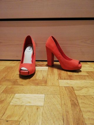 Tacones rojos Formula Joven de segunda mano por 15 EUR en Madrid en WALLAPOP
