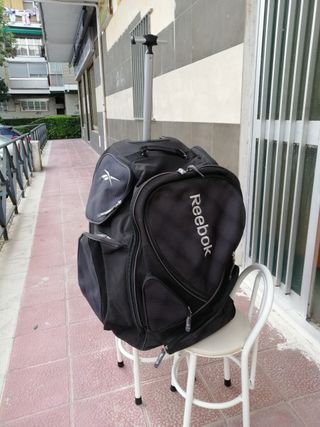 Maleta deportiva REEBOK con ruedas de segunda mano por 32 EUR en San  Sebastián de Los Reyes en WALLAPOP