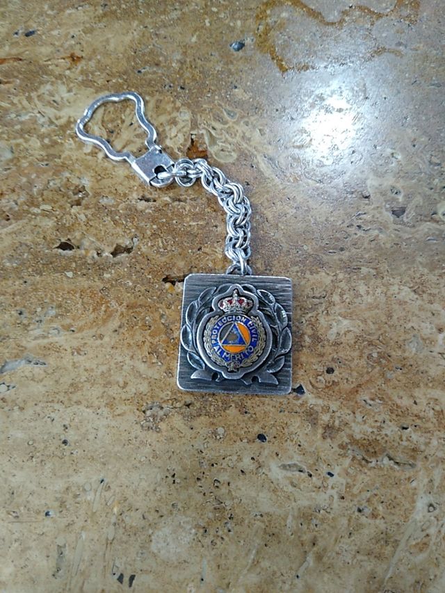 Portachiavi in argento «Al merito della protezione civile»