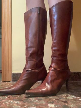Botas altas piel marrón de segunda mano por 3 EUR en Granada en WALLAPOP