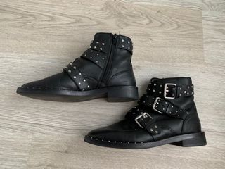 Botines tachuelas Stradivarius negros de segunda mano por 10 EUR en Gijón  en WALLAPOP
