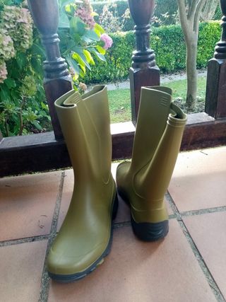 Botas de agua para niño o niña, talla 35-36. de segunda mano por 6 EUR en  Santurtzi en WALLAPOP