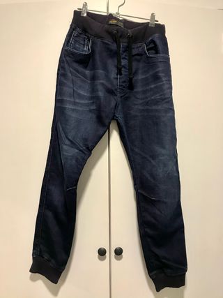 Vaqueros chandal Zara de segunda mano por 8 EUR en San Cristóbal de La  Laguna en WALLAPOP