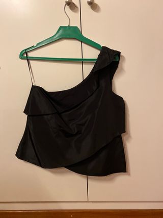 Blusa Zara con hombro descubierto de segunda mano por 10 EUR en Sant Cugat  del Vallès en WALLAPOP
