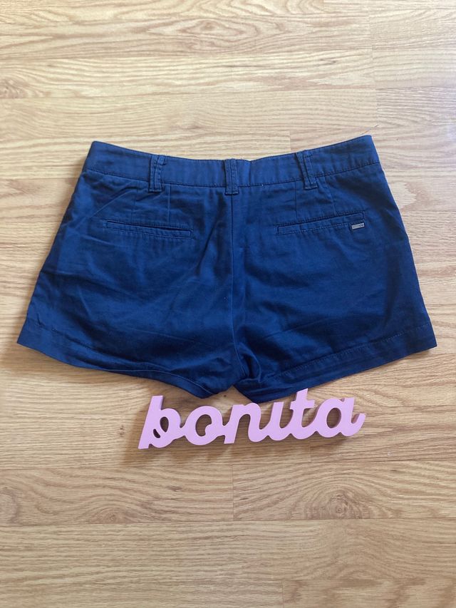 Pantalon corto azul marino.