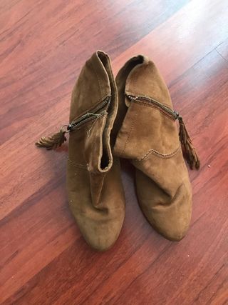 Botines camel Pull and Bear T38 usados de segunda mano por 12 EUR en  Barcelona en WALLAPOP