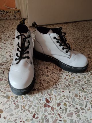 Botas blancas estilo dr martens de segunda mano por 10 EUR en Alicante en  WALLAPOP