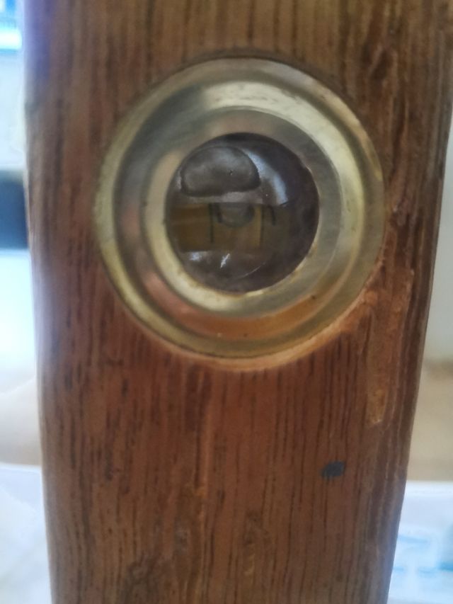 NIVEL DE MADERA ANTIGUO