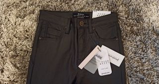Pantalón encerado negro.talla 34.stradivarius de segunda mano por 18 EUR en  Corrales en WALLAPOP
