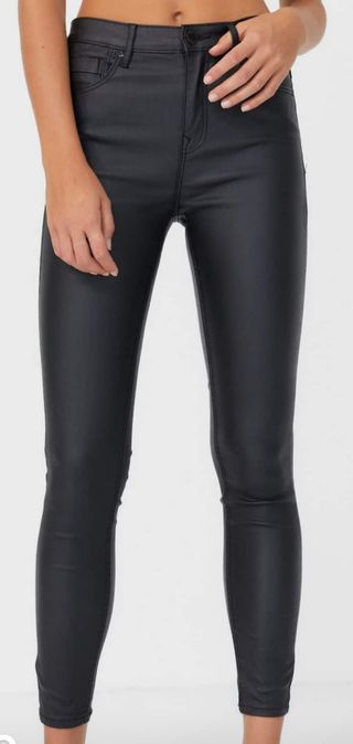 Pantalón encerado negro.talla 34.stradivarius de segunda mano por 18 EUR en  Corrales en WALLAPOP