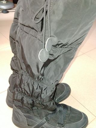 BOTAS IMPERMEABLES Y CON FORRO (CALENTITAS) de segunda mano por 14 EUR en  Madrid en WALLAPOP