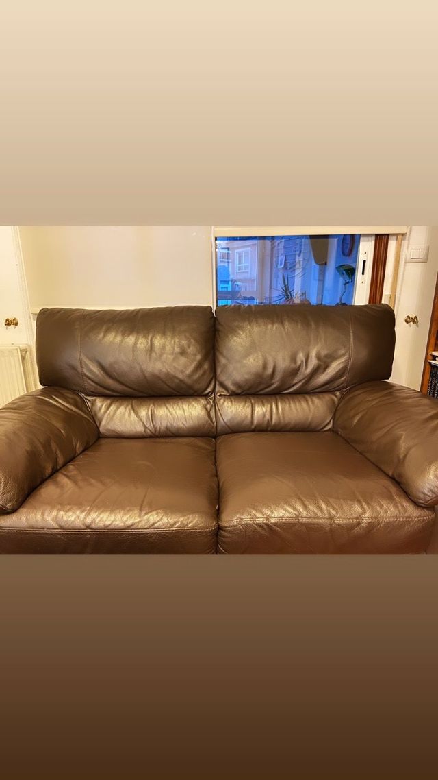 Sofá de piel marrón de segunda mano por 100 € en Vigo en WALLAPOP