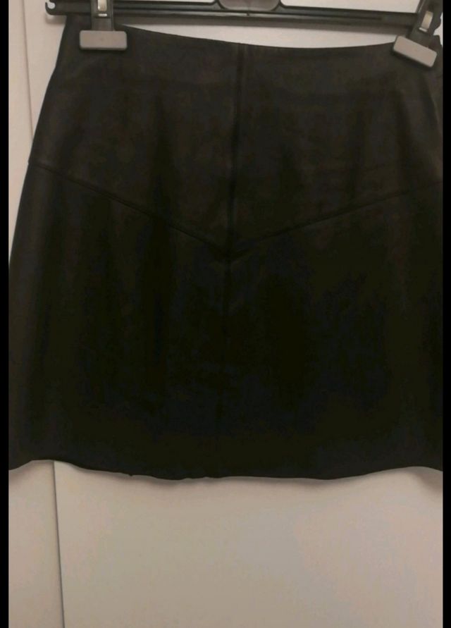 Falda plisada cuero auténtico.