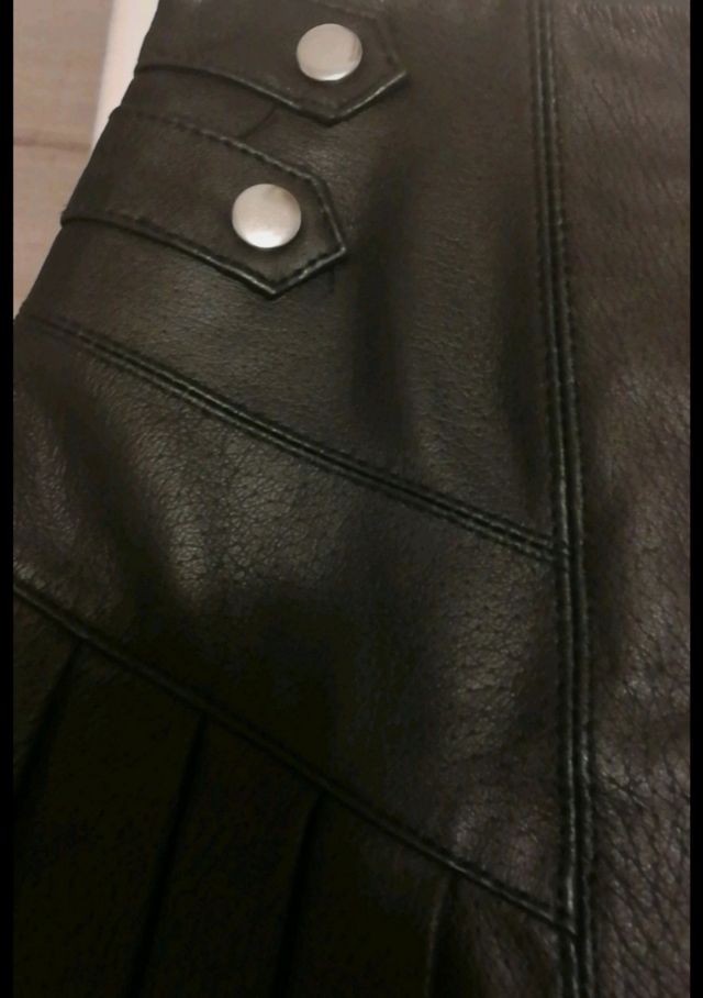 Falda plisada cuero auténtico.